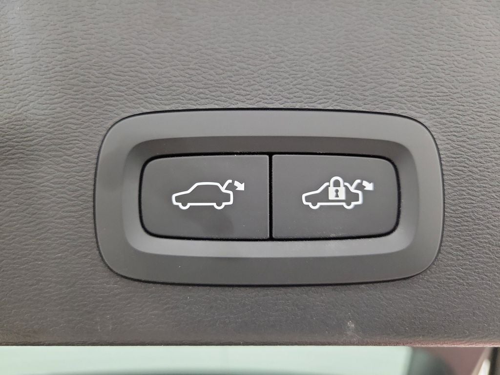 2023 Volvo XC40 B5 Plus Bright Theme