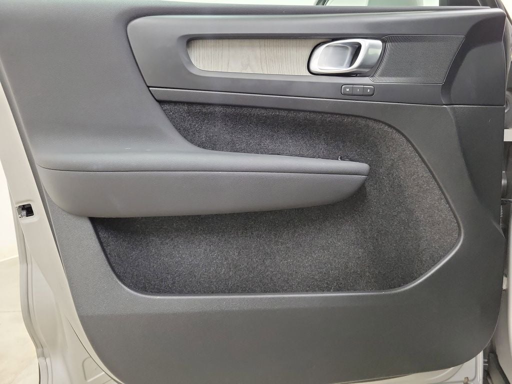 2023 Volvo XC40 B5 Plus Bright Theme