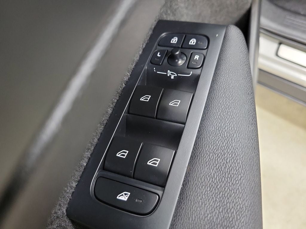 2023 Volvo XC40 B5 Plus Bright Theme