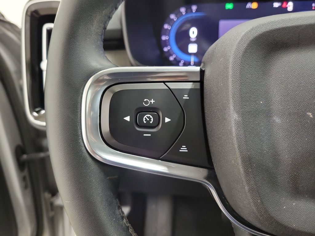 2023 Volvo XC40 B5 Plus Bright Theme
