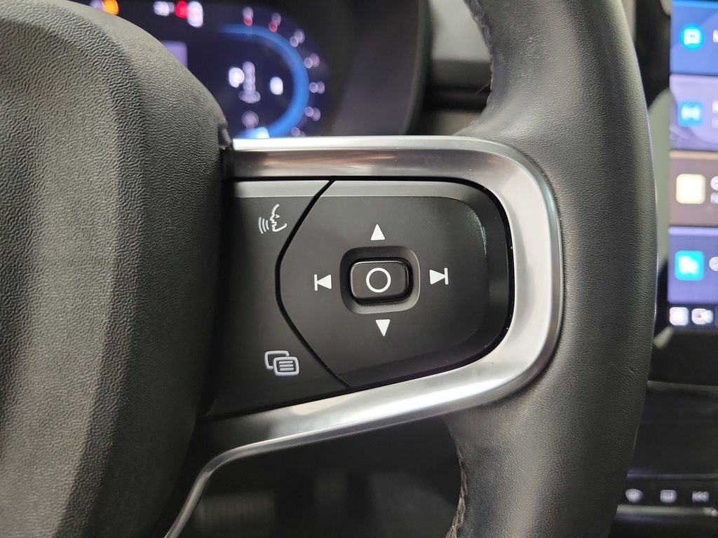 2023 Volvo XC40 B5 Plus Bright Theme