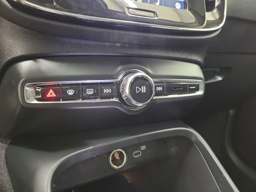 2023 Volvo XC40 B5 Plus Bright Theme