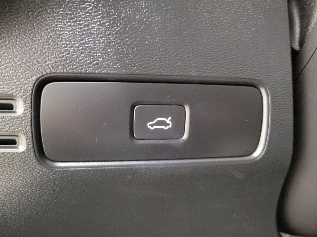 2023 Volvo XC40 B5 Plus Bright Theme