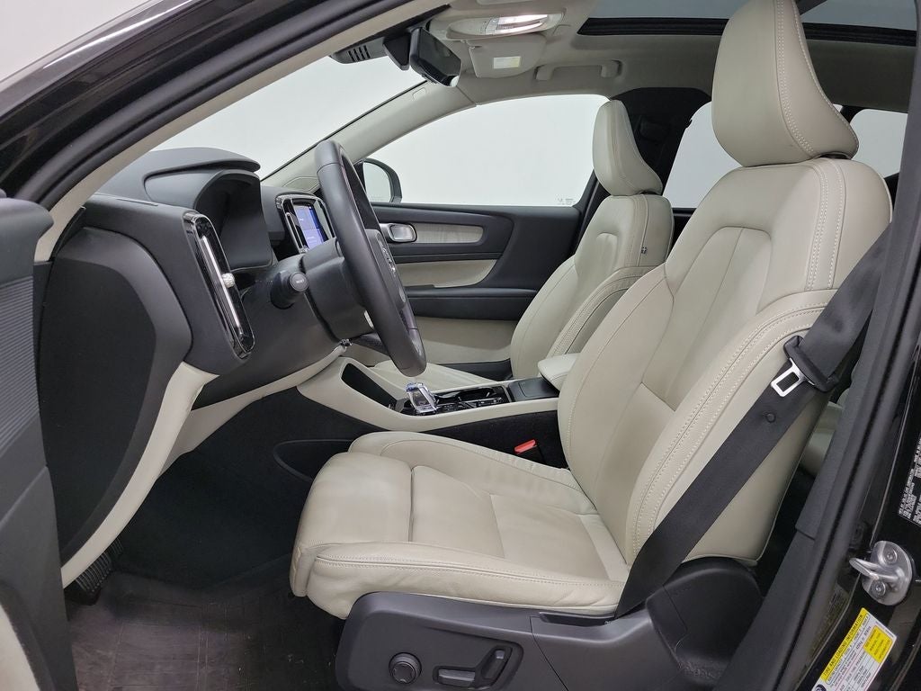 2023 Volvo XC40 B5 Plus Dark Theme