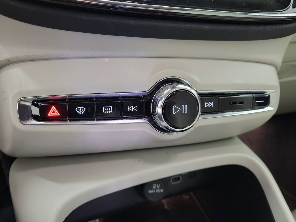 2023 Volvo XC40 B5 Plus Dark Theme