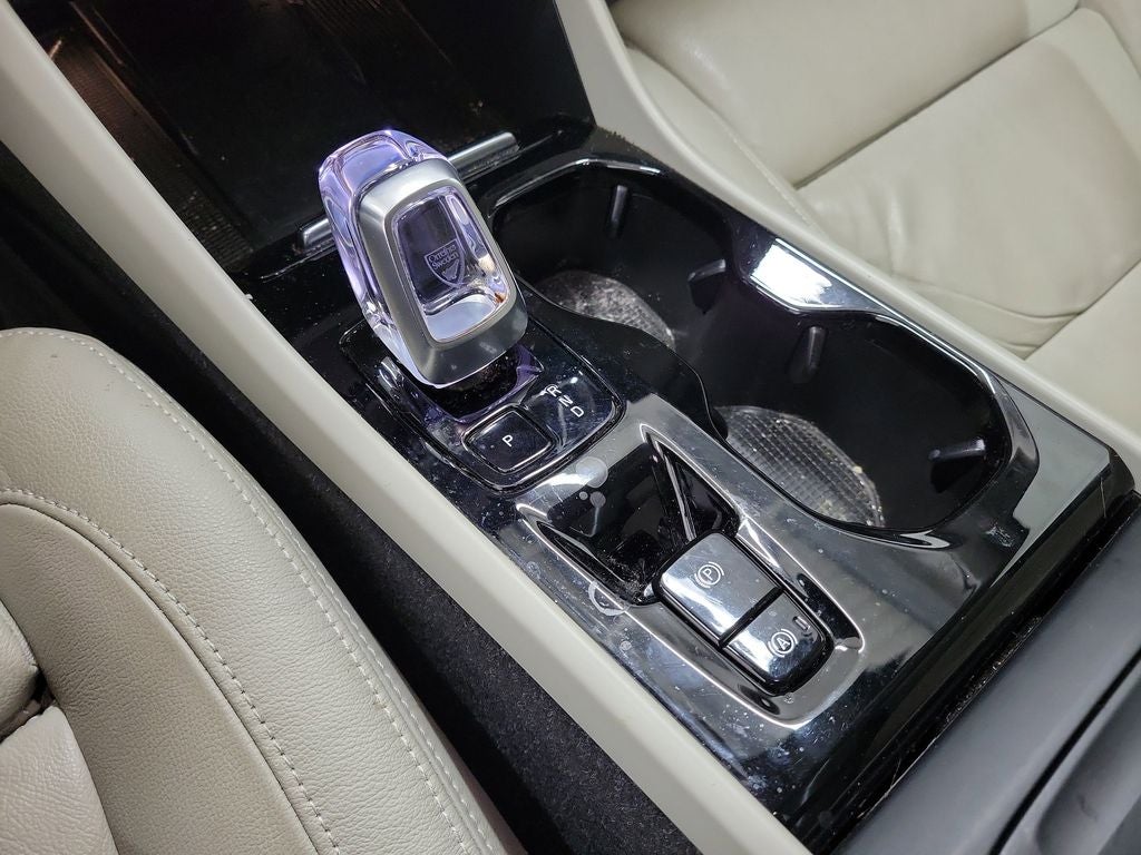 2023 Volvo XC40 B5 Plus Dark Theme