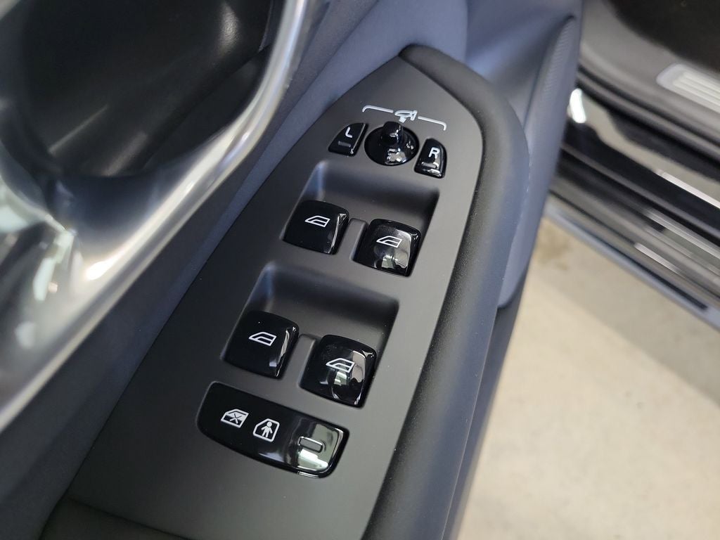 2026 Volvo XC90 B5 Plus