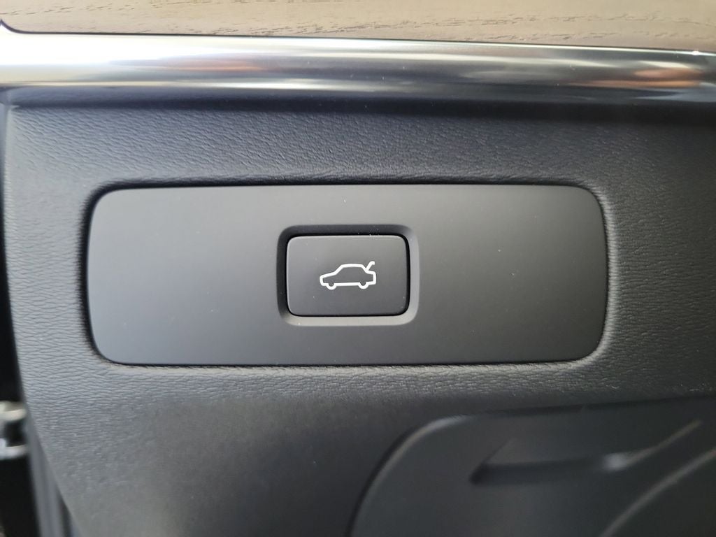 2026 Volvo XC90 B5 Plus