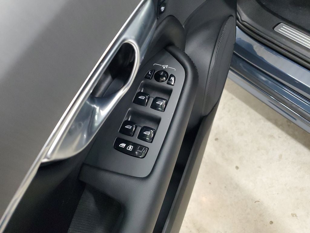 2025 Volvo XC90 B5 Core