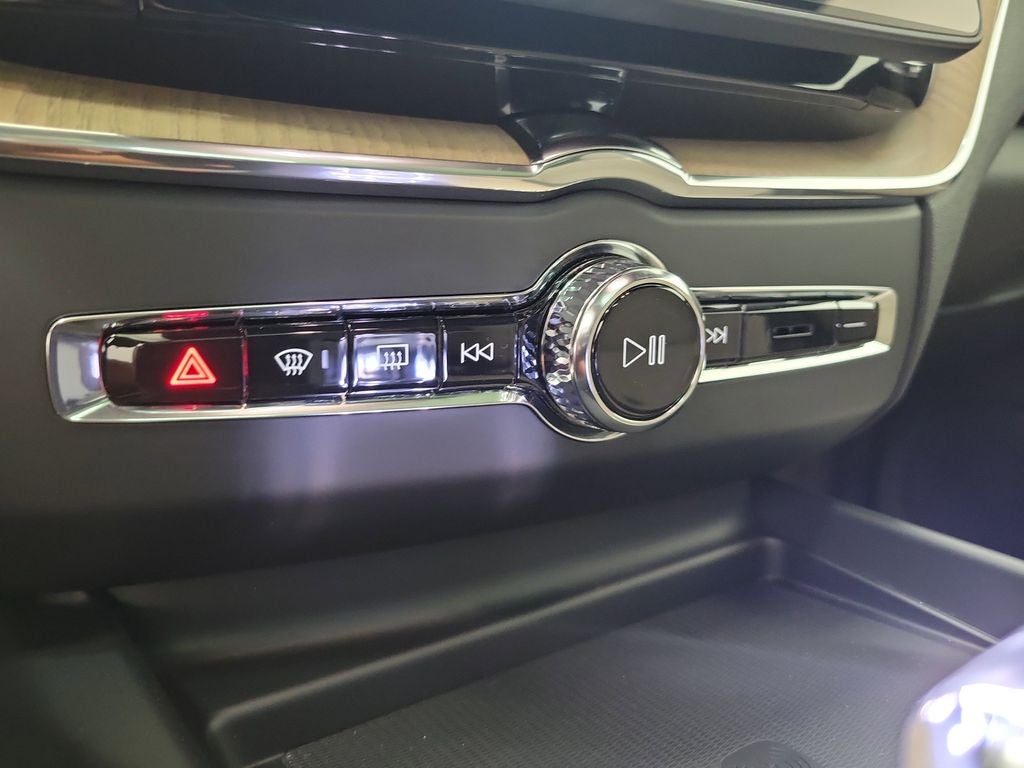 2026 Volvo XC60 B5 Plus