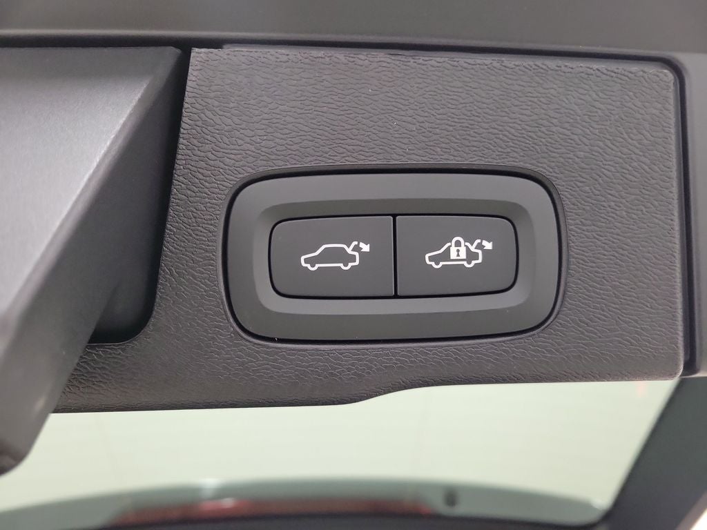 2026 Volvo XC60 B5 Ultra Black Edition