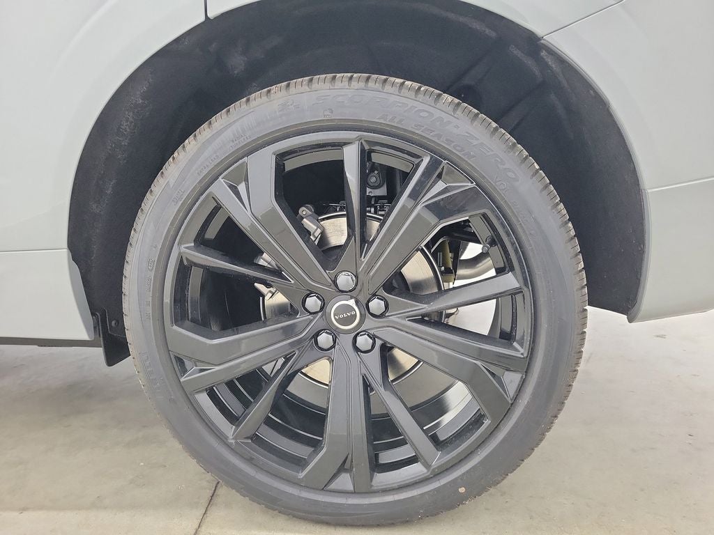 2026 Volvo XC60 B5 Ultra Black Edition