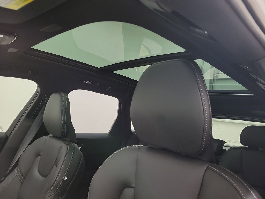 2026 Volvo XC60 B5 Ultra Black Edition