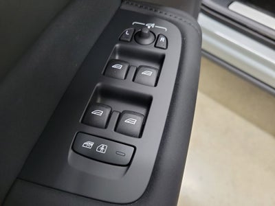 2026 Volvo XC60 B5 Ultra Black Edition