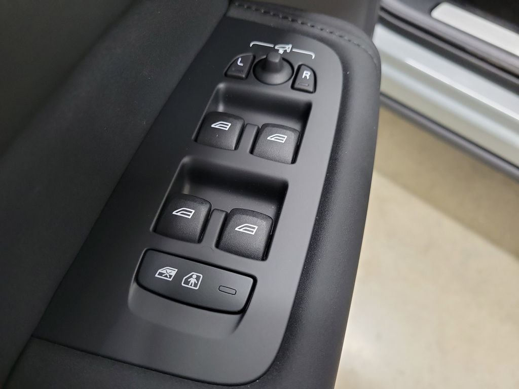 2026 Volvo XC60 B5 Ultra Black Edition