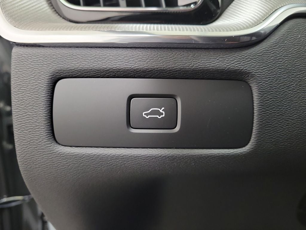 2026 Volvo XC60 B5 Ultra Black Edition