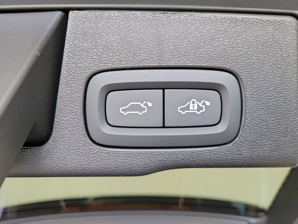 2026 Volvo XC60 B5 Ultra Black Edition