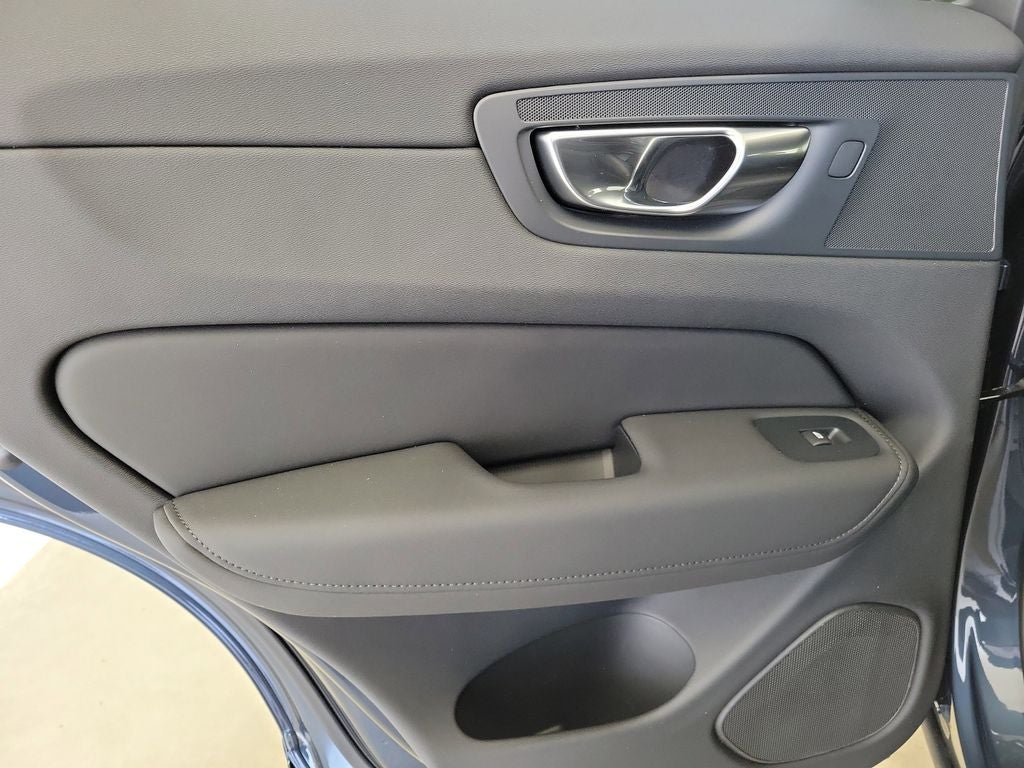 2026 Volvo XC60 B5 Ultra Black Edition