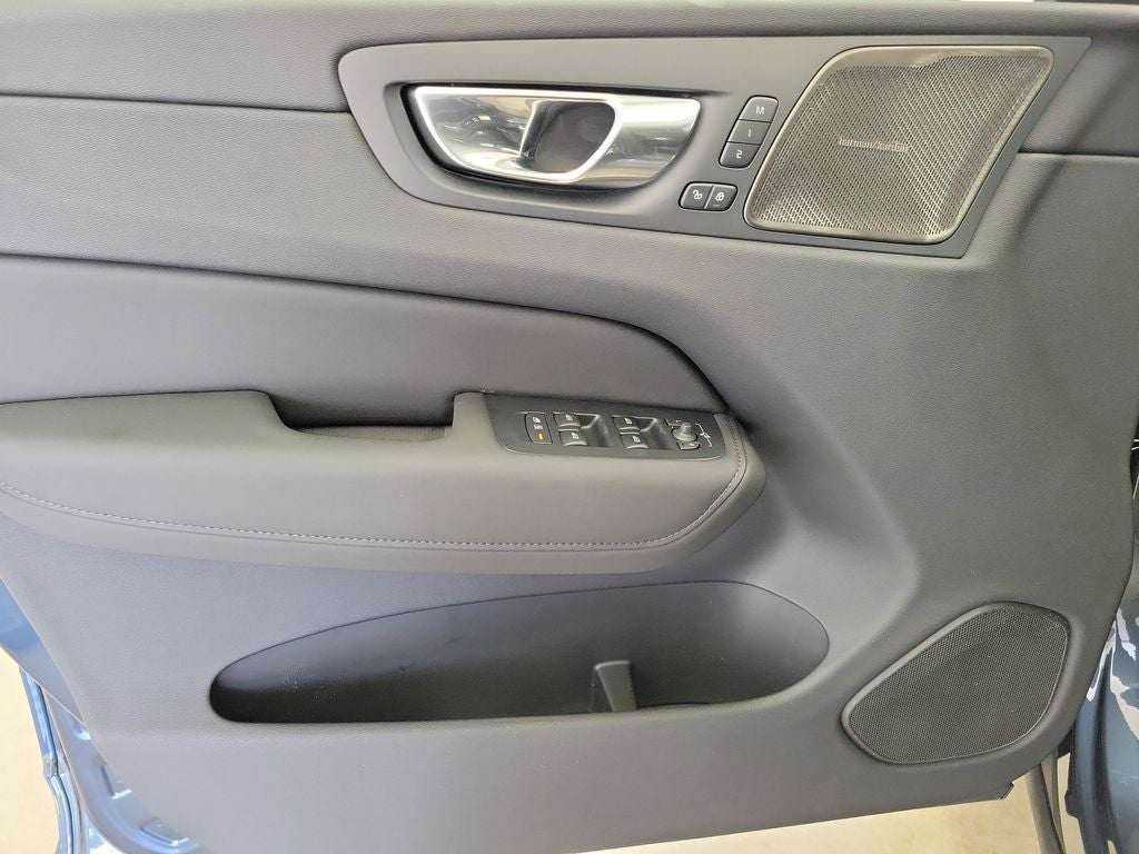 2026 Volvo XC60 B5 Ultra Black Edition