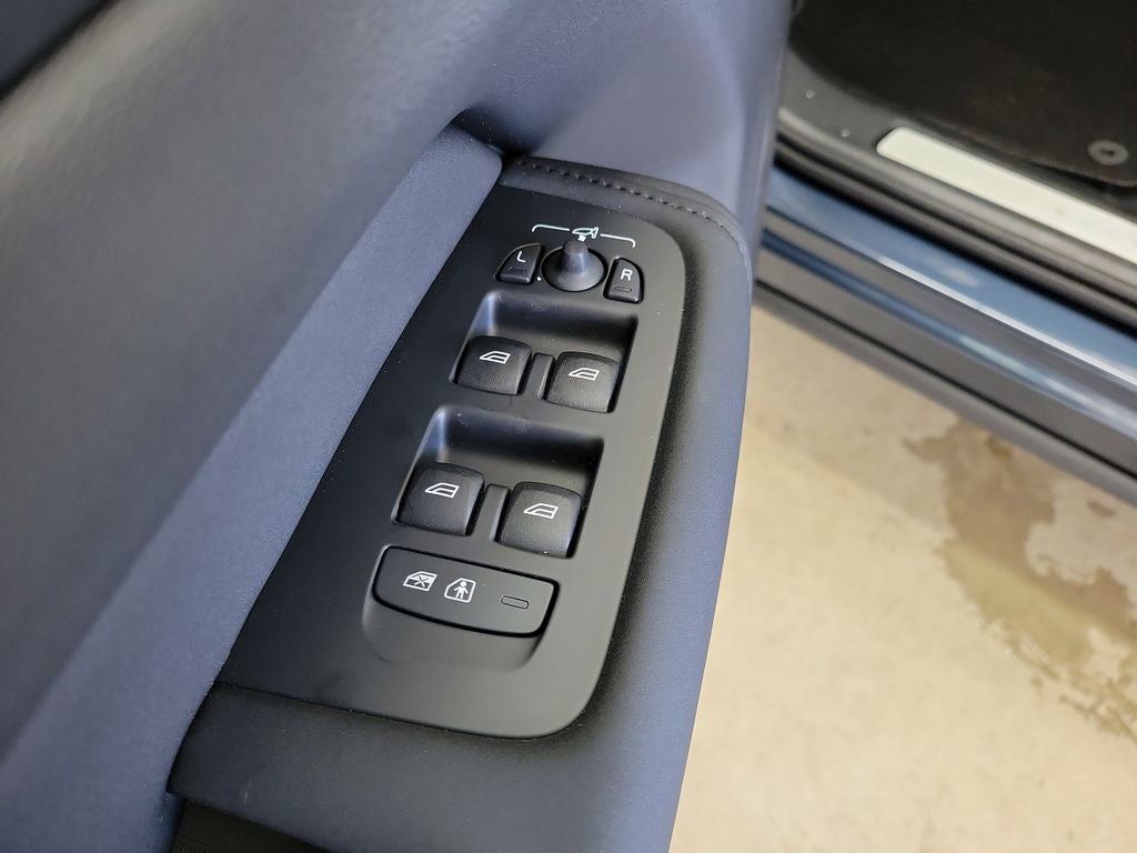 2026 Volvo XC60 B5 Ultra Black Edition