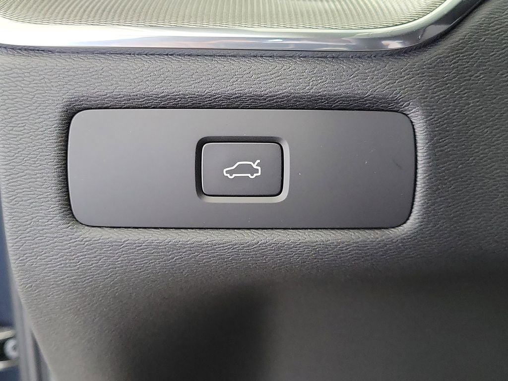 2026 Volvo XC60 B5 Ultra Black Edition