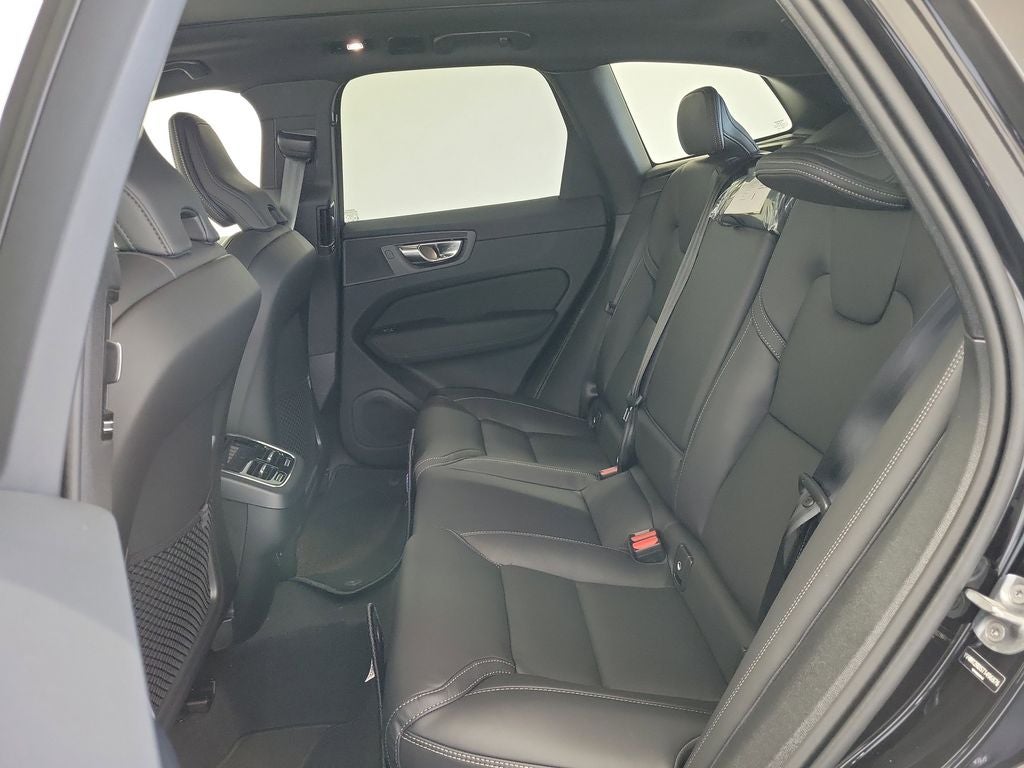 2026 Volvo XC60 B5 Ultra Black Edition