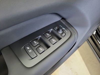 2026 Volvo XC60 B5 Ultra Black Edition