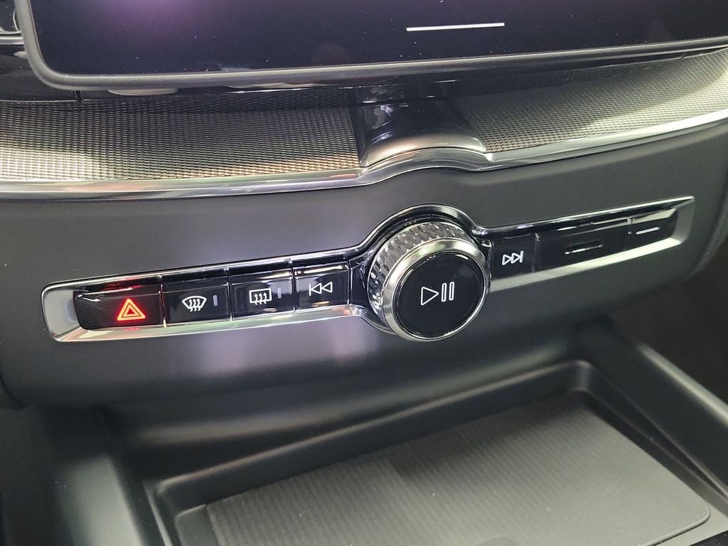 2026 Volvo XC60 B5 Ultra Black Edition