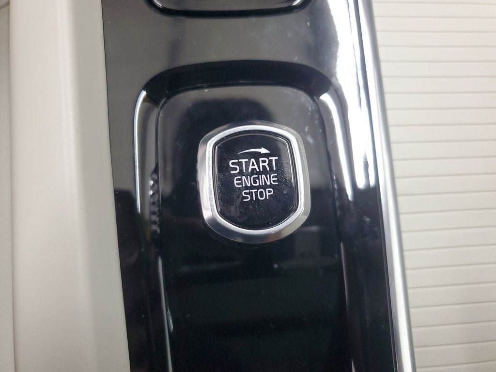 2025 Volvo XC60 B5 Core