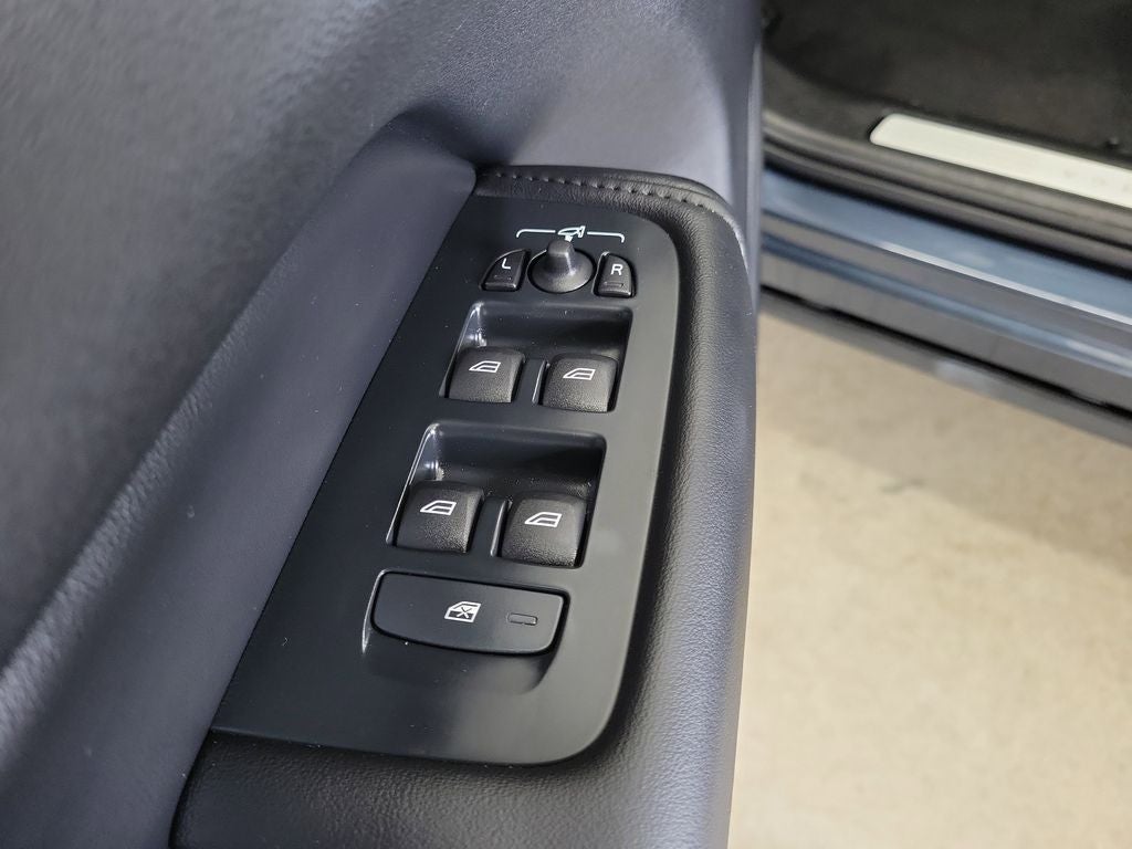 2025 Volvo XC60 B5 Core