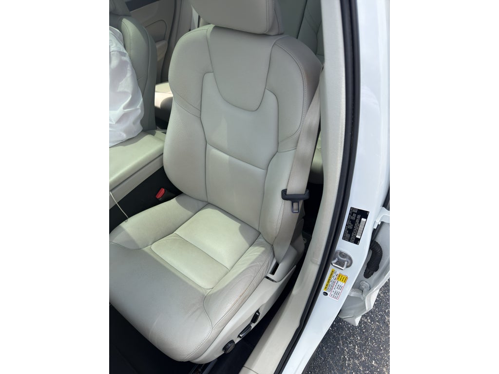 2024 Volvo XC60 Core Dark Theme