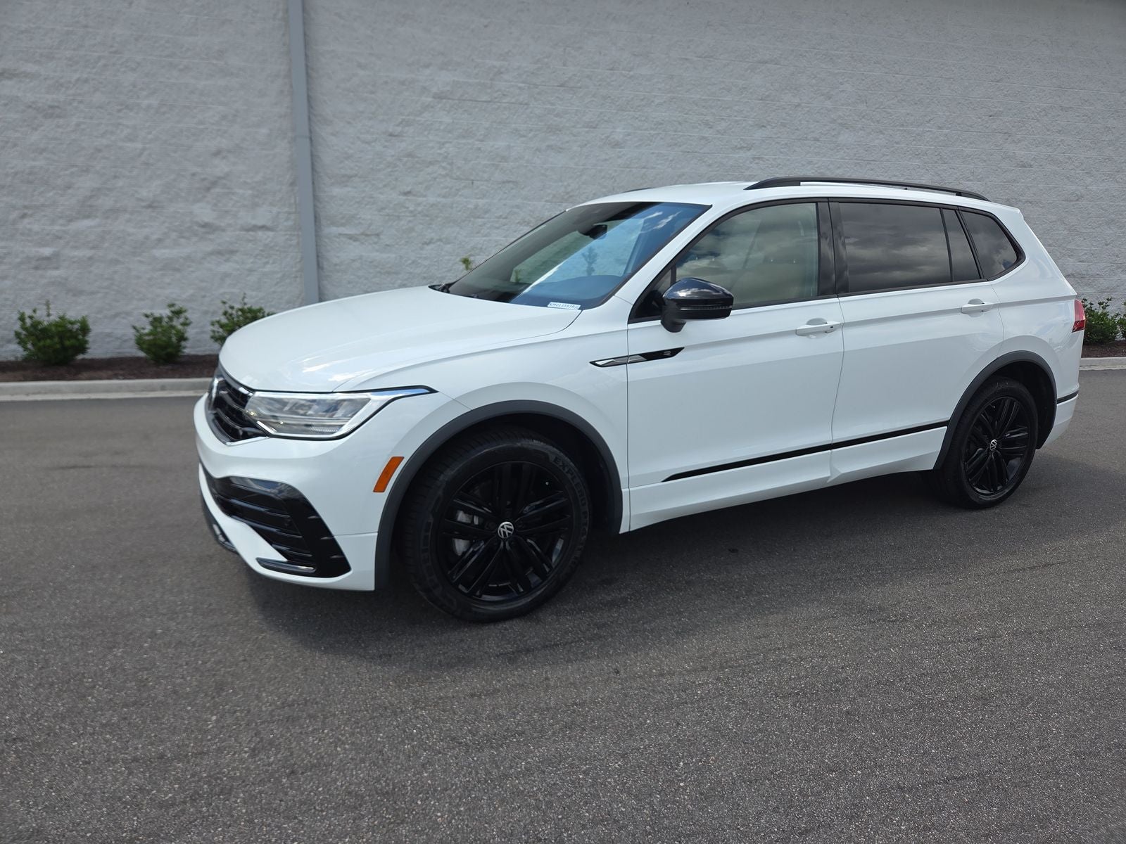 2022 Volkswagen Tiguan 2.0T SE R-Line Black