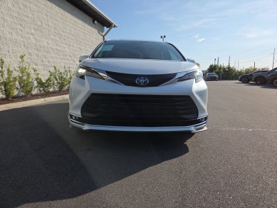 2024 Toyota Sienna XLE 8 Passenger