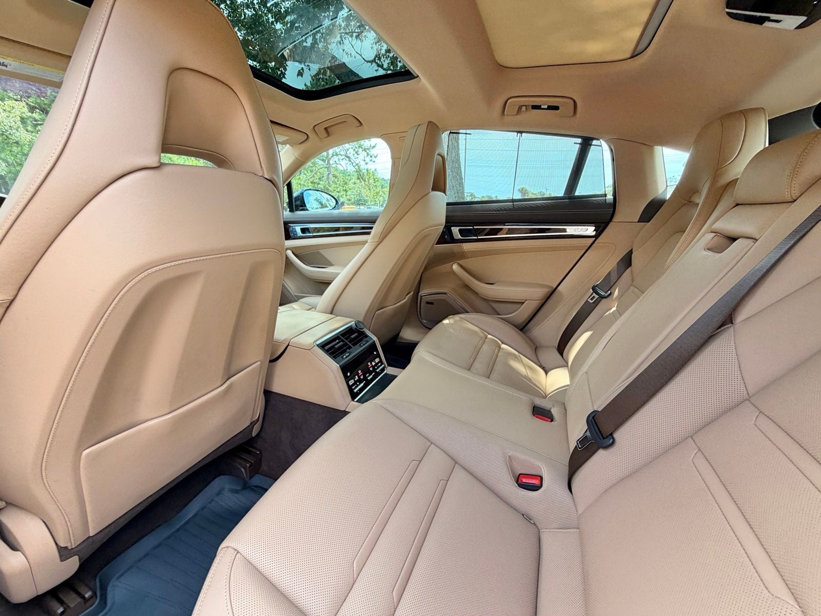2023 Porsche Panamera 4 Platinum Edition