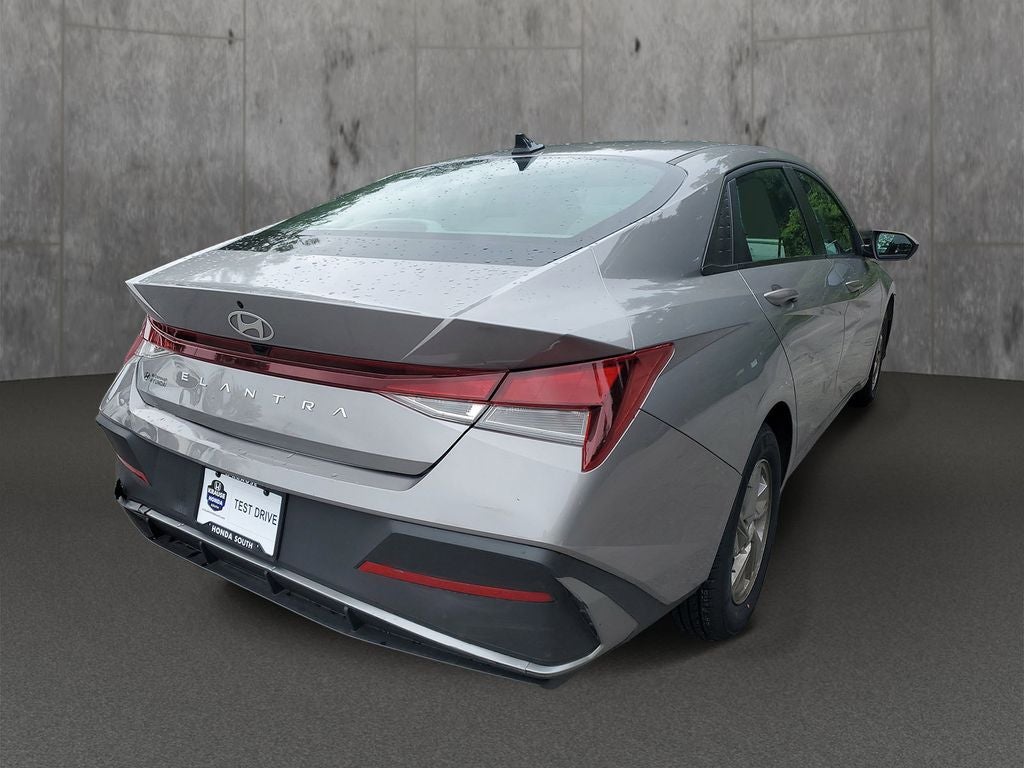 2025 Hyundai Elantra SE