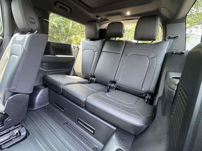 2024 Land Rover Defender 130 X-Dynamic SE