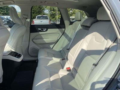 2023 Volvo XC60 B6 Ultimate Dark Theme