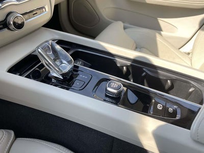 2023 Volvo XC60 B6 Ultimate Dark Theme