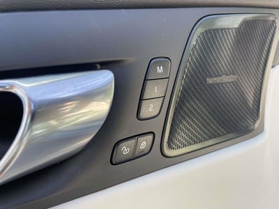 2023 Volvo XC60 B6 Ultimate Dark Theme