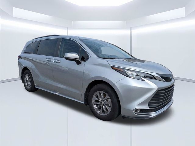 2024 Toyota Sienna XLE 8 Passenger