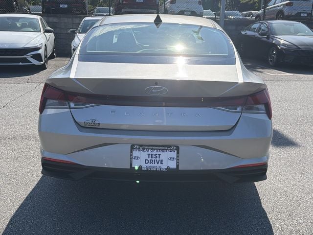 2022 Hyundai Elantra SE